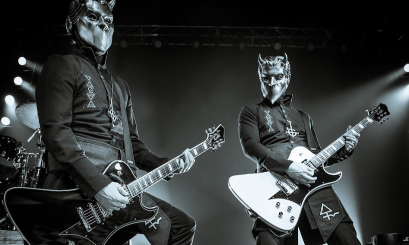 Hagstrom sort Fantomen en collab avec Ghost B.C.