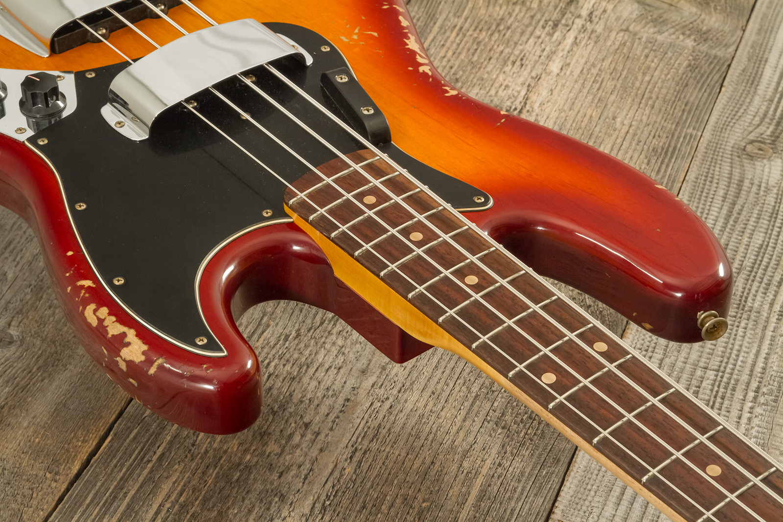 Fender Custom Shop Jazzbass 1964 Rw #r137642 - Heavy Relic Cherry Sunburst - Basse Électrique Solid Body - Variation 4