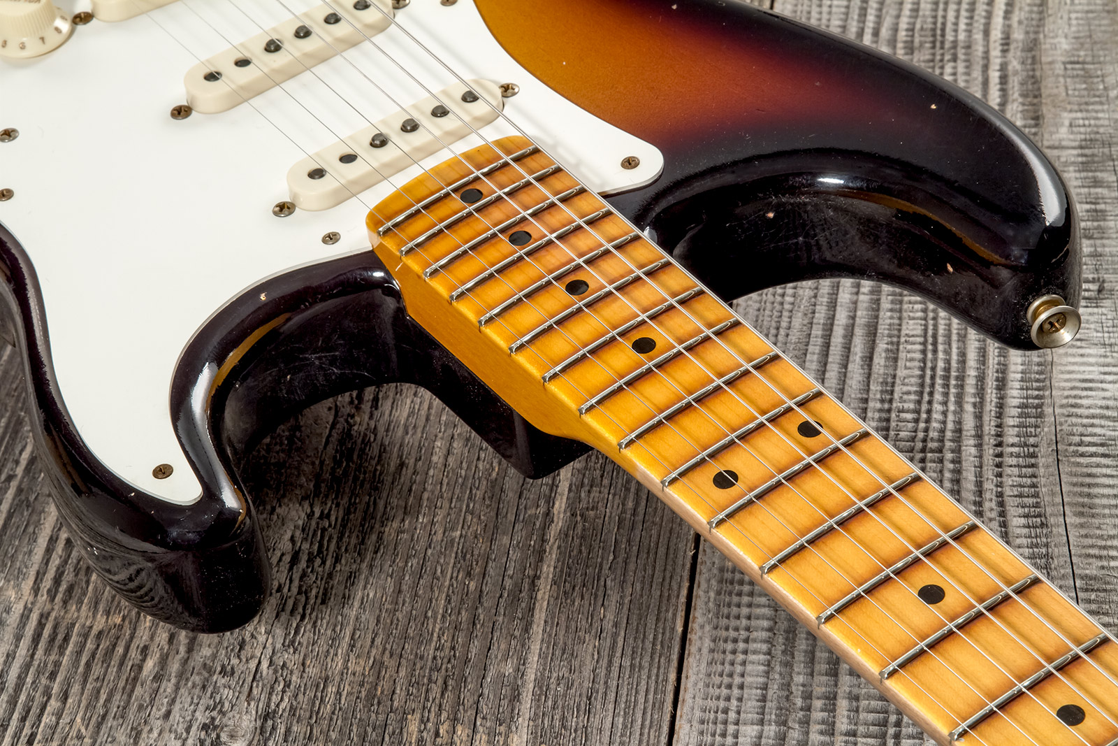 Fender Custom Shop Strat 1956 3s Trem Mn #cz575333 - Journeyman Relic 2-color Sunburst - Guitare Électrique Forme Str - Variation 2