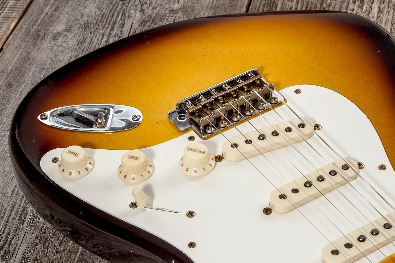 Fender Custom Shop Strat 1956 3s Trem Mn #cz575333 - Journeyman Relic 2-color Sunburst - Guitare Électrique Forme Str - Variation 3
