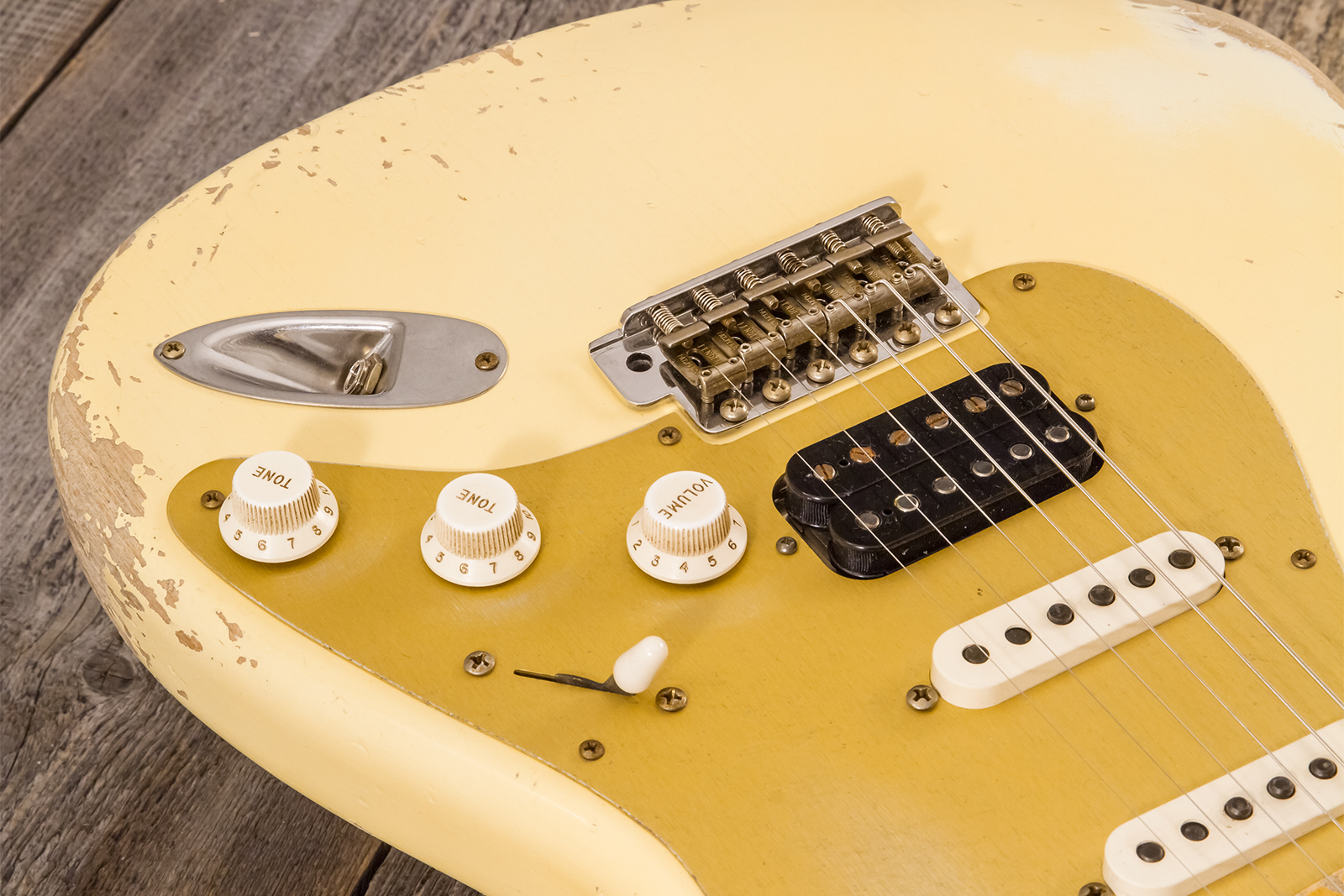 Fender Custom Shop Strat 1956 Hss Trem Mn #r143989 - Relic Vintage White - Guitare Électrique Forme Str - Variation 3