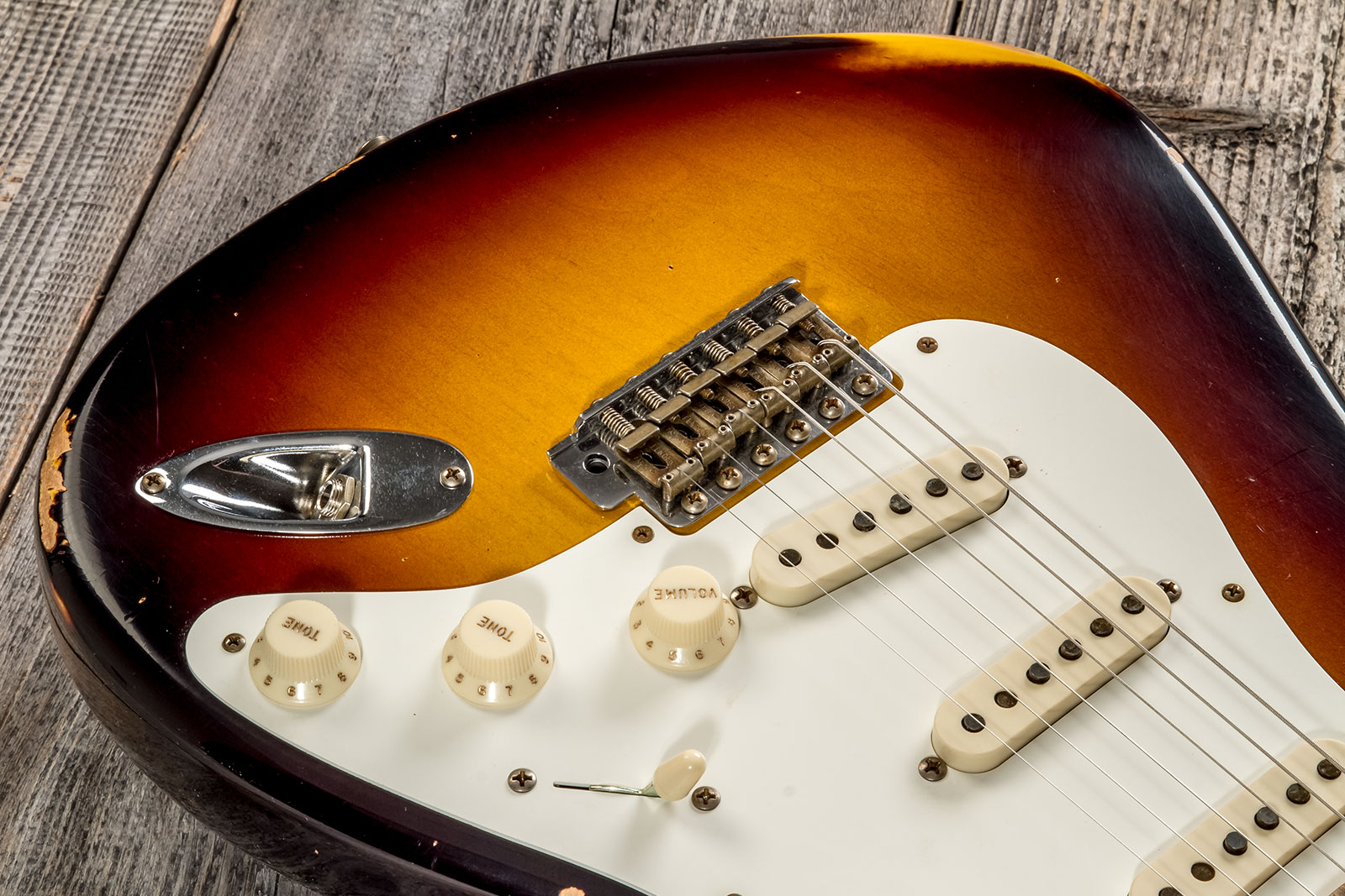 Fender Custom Shop Strat 1957 3s Trem Mn #cz575421 - Relic 2-color Sunburst - Guitare Électrique Forme Str - Variation 3