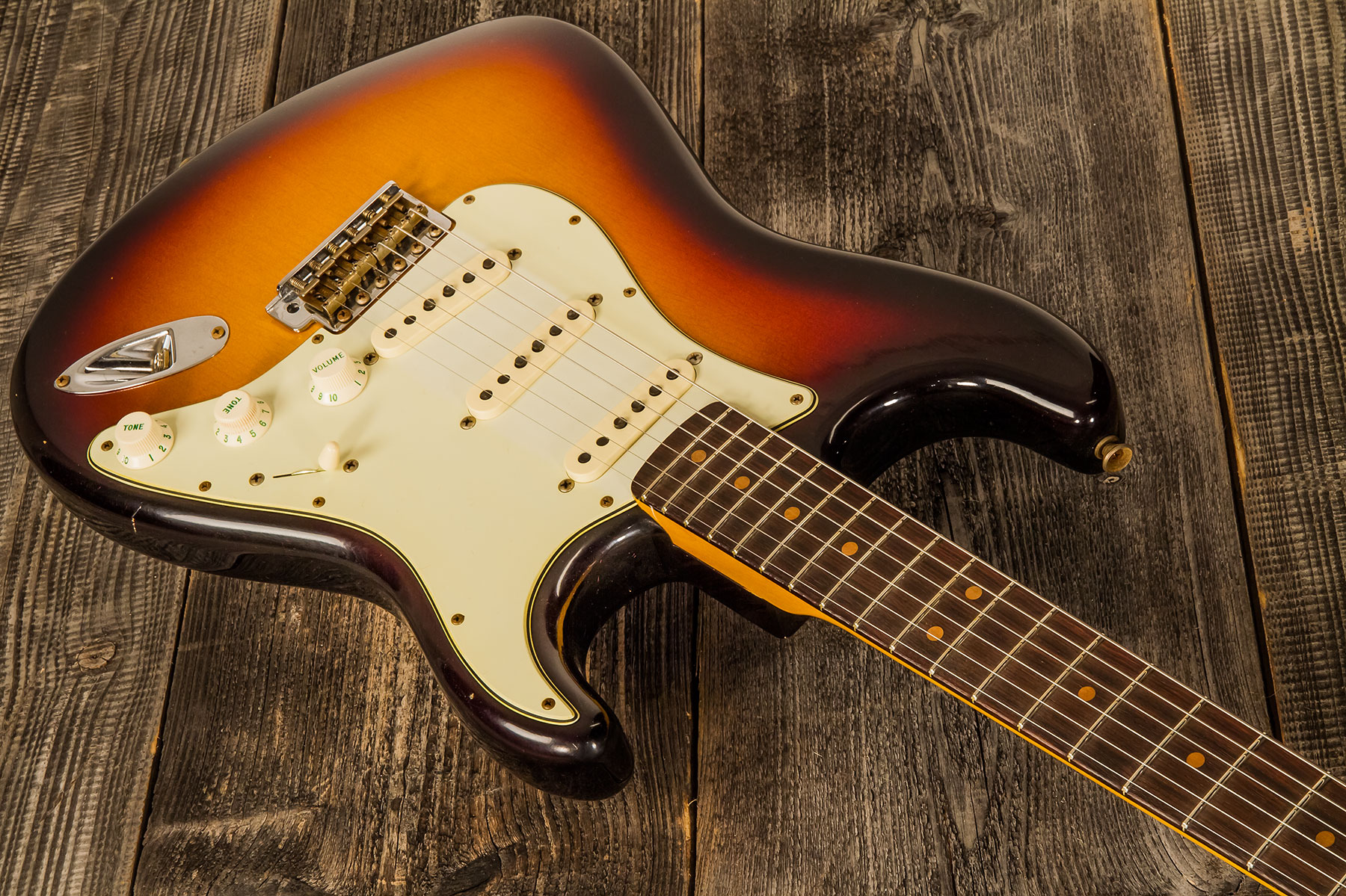 Fender Custom Shop Strat 1964 3s Trem Rw - Journeyman Relic Target 3-color Sunburst - Guitare Électrique Forme Str - Variation 1