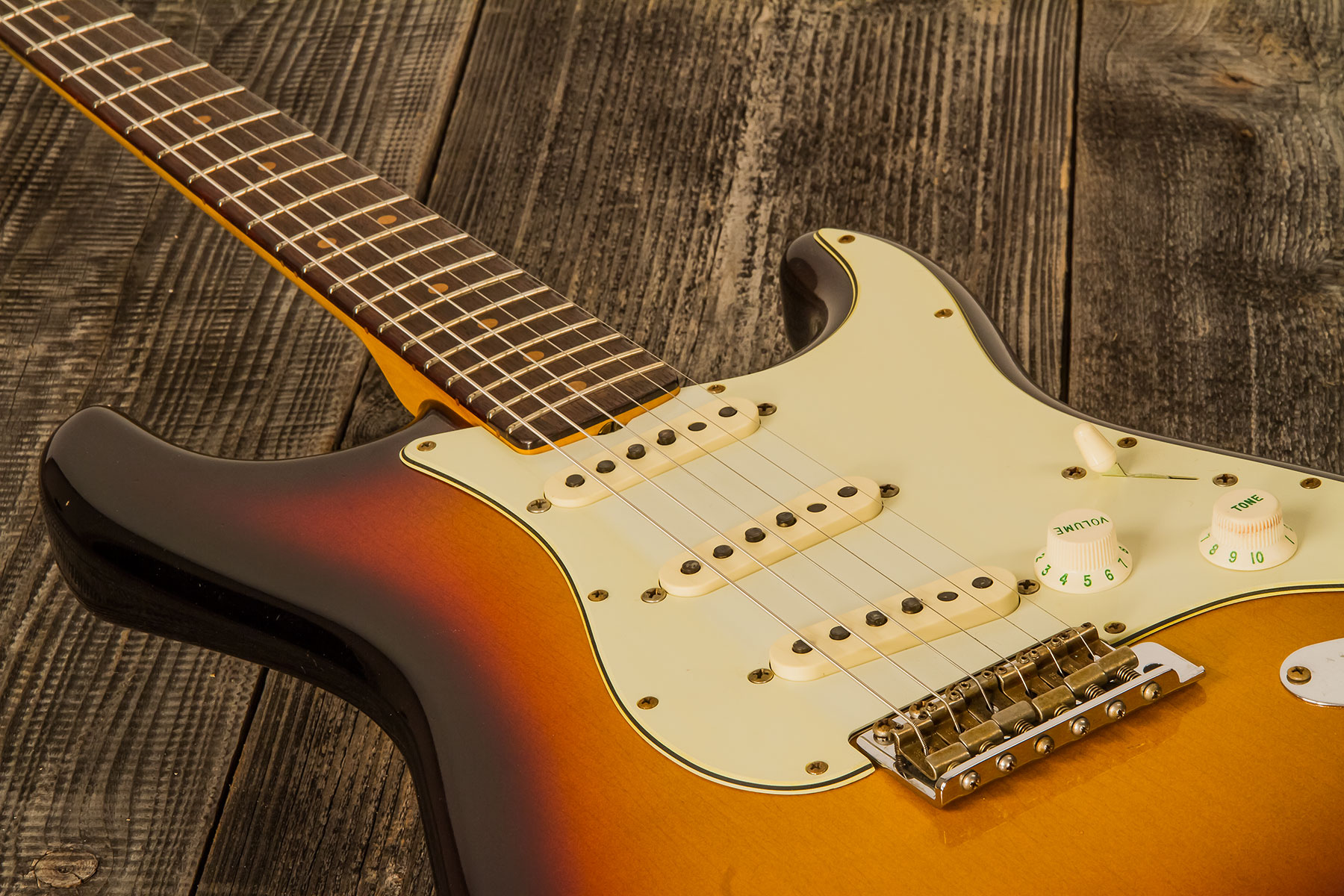 Fender Custom Shop Strat 1964 3s Trem Rw - Journeyman Relic Target 3-color Sunburst - Guitare Électrique Forme Str - Variation 3