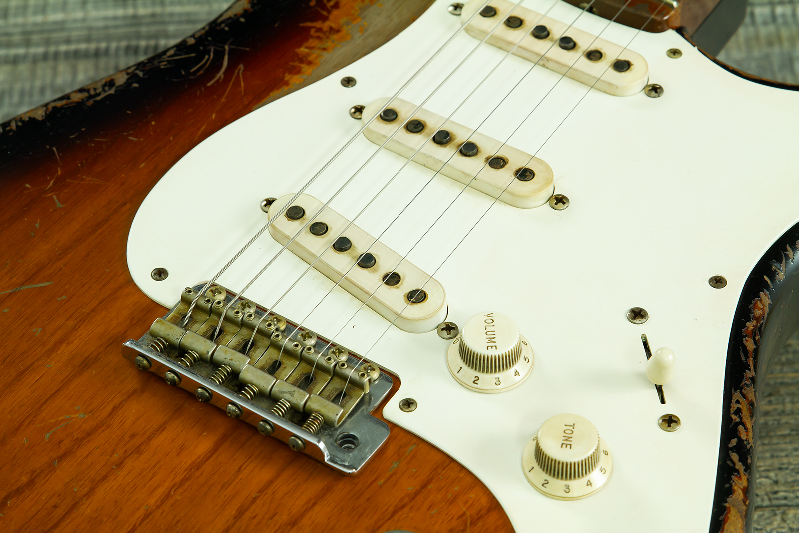Fender Custom Shop Strat 50s Mb A.macnutt 3s Trem Rw #r132343 - Heavy Relic 2-color Sunburst - Guitare Électrique Forme Str - Variation 4