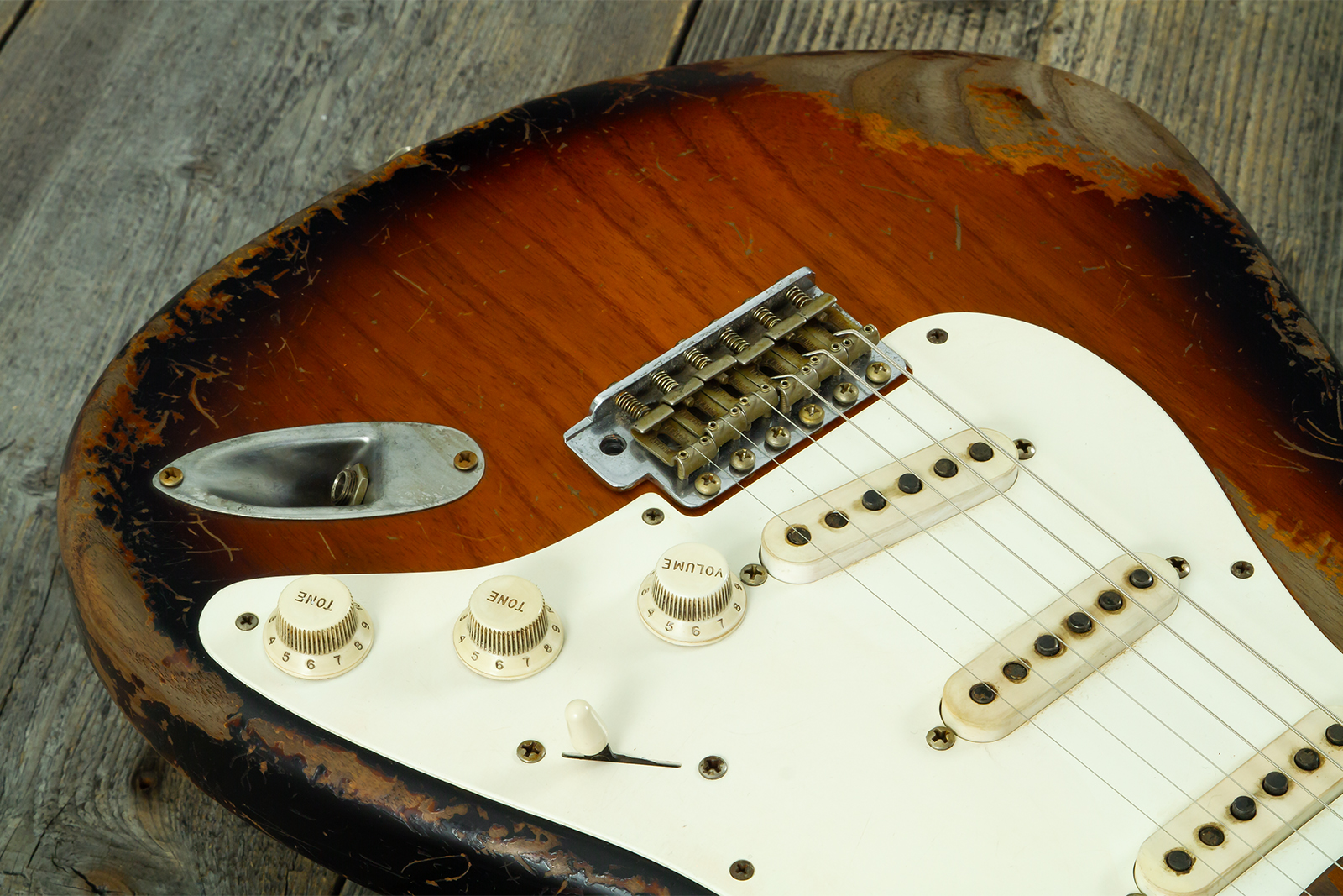 Fender Custom Shop Strat 50s Mb A.macnutt 3s Trem Rw #r132343 - Heavy Relic 2-color Sunburst - Guitare Électrique Forme Str - Variation 6
