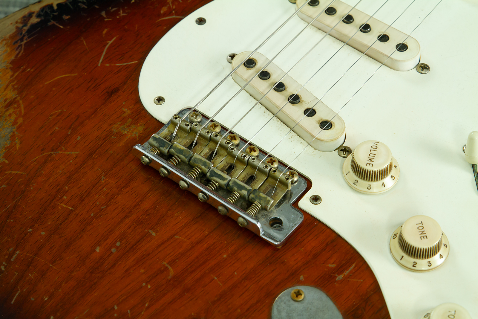 Fender Custom Shop Strat Late 1959 Mb A.macnutt 3s Trem Rw #r147577 - Heavy Relic 2-color Sunburst - Guitare Électrique Forme Str - Variation 4