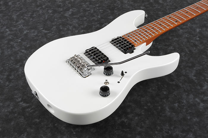 Ibanez Az2402 Pwf Prestige Jap Hh Trem Mn - Pearl White Flat - Guitare Électrique Forme Str - Variation 2