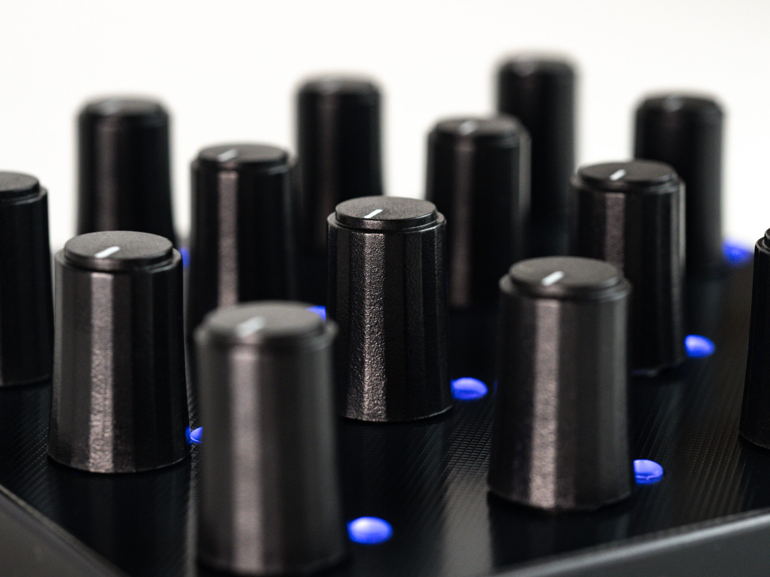 Intech Studio Grid Series 3 - Po16 Linear - ContrÔleur Midi - Variation 1