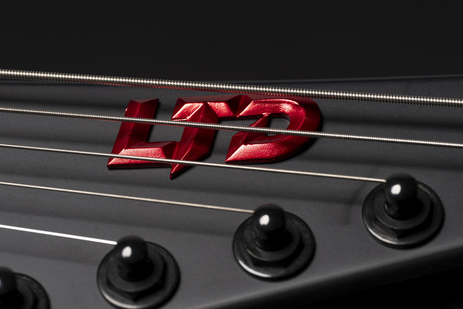 Ltd M-7 Baritone Black Metal Series 7-cordes Ht 1h Eb - Black Red Burst Satin - Guitare Électrique Forme Str - Variation 3
